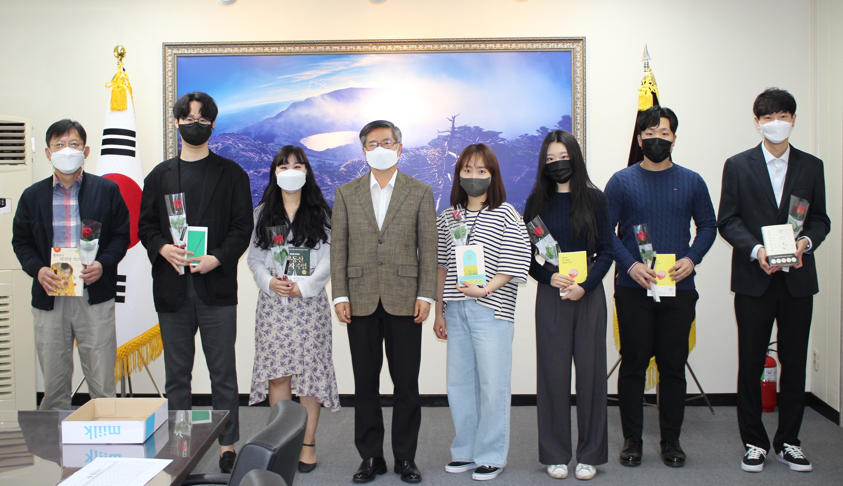 4월 도서 수여.jpg