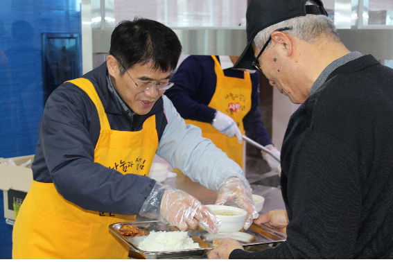 배식하는 정재윤서장