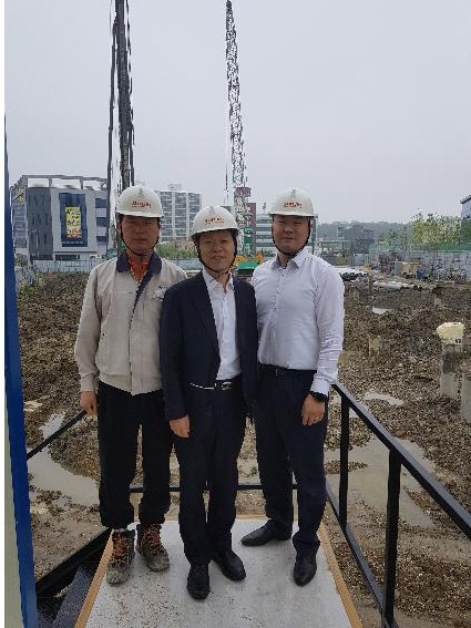 공사관계자와 함께