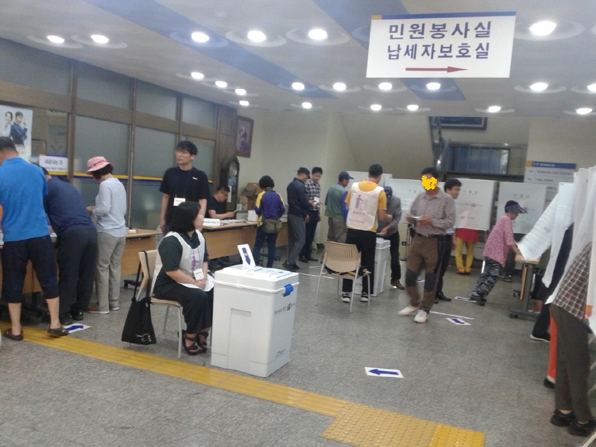 투표하는 주민들