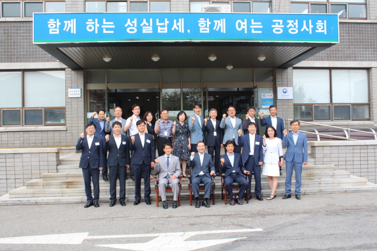 기념촬영하며