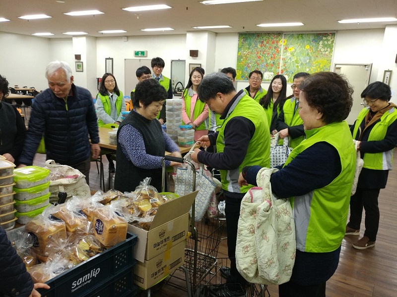 개별 배달지에 대한 배달방법을 주의 깊게 듣고 있음