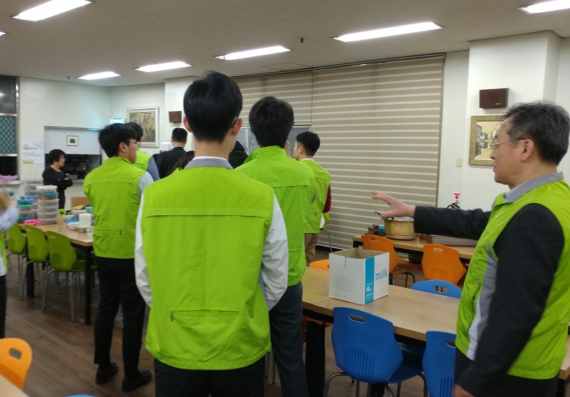 배달지에 맞는 도시락을 수령하기 위해 줄을 선 모습