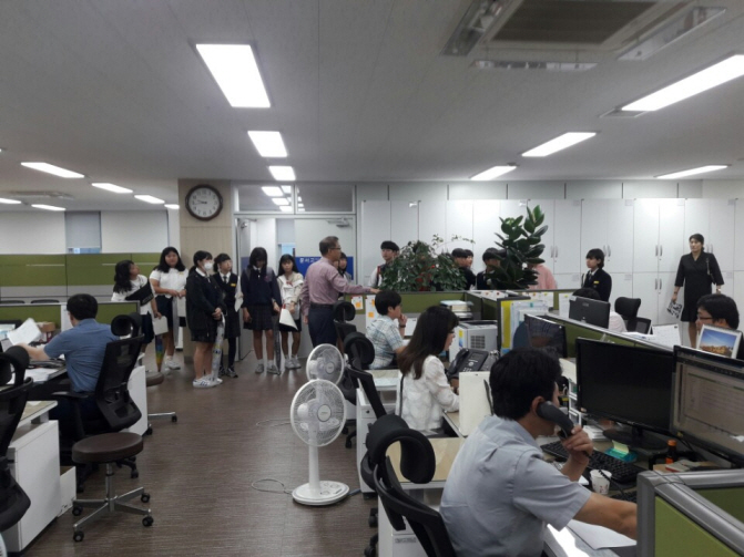 직원의 설명을 듣고 있는 항도중학교 학생들