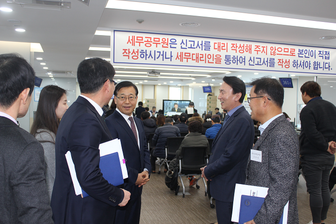 신고창구 방문 장면