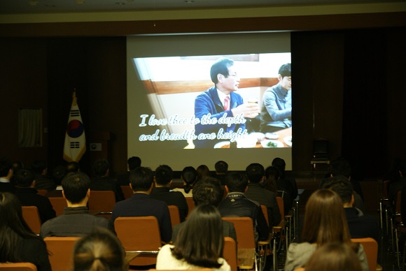 추억이 담긴 동영상 시청