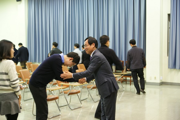 직원들과 악수