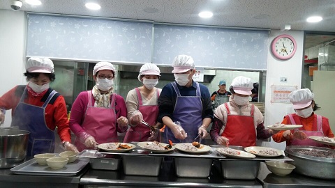 사랑의 밥퍼 봉사활동 모습