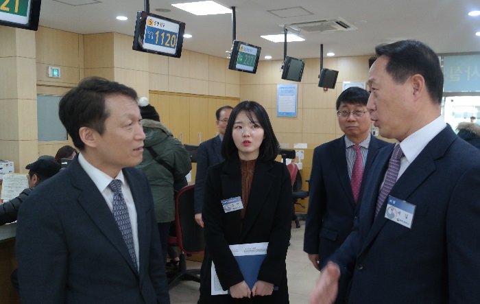 유재철 중부지방국세청장(左)과 변세길 파주세무서장(右), 김선영 납세자보호담당관(가운데 左), 정한청 운영지원과장(가운데 右)