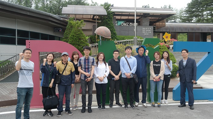 변세길 서장과 견학 직원들, DMZ 조형물 앞에서